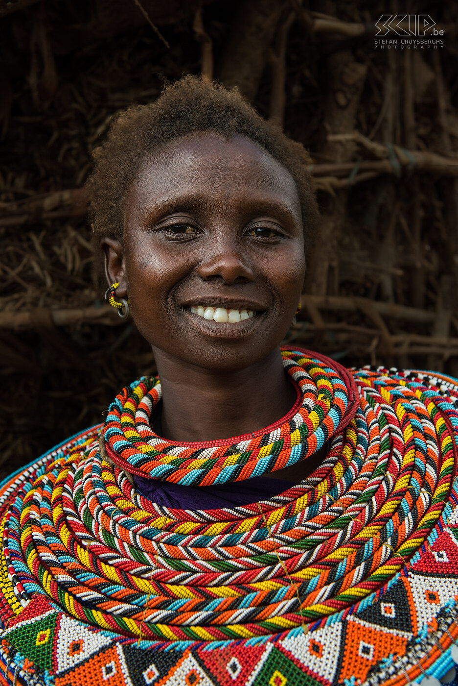 Suguta Marma - Samburu vrouw Na een lange reis kwamen we aan in het Samburu district in de regio van Maralal, Kisima en Suguta Marma. We kampeerden nabij de hut van onze Samburu vriend Lenaon in Suguta Marma. Dit is een foto van zijn vrouw Diana. <br />
<br />
De Samburu stammen zijn verwant met de meer bekende Masai en ze wonen in het noorden van Kenia. Het is een krijger-ras van semi-nomadische veehouders die runderen, schapen, geiten en kamelen hebben. De Samburu zijn trots op hun cultuur en tradities en koesteren nog steeds de gewoonten en ceremonies van hun voorouders. Stefan Cruysberghs